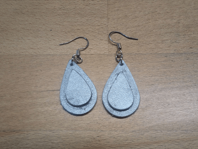 Boucles d'oreille en cuir argenté.
