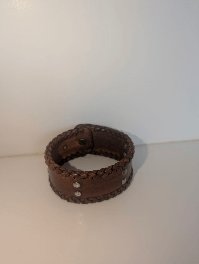 Bracelet extérieur tressé.