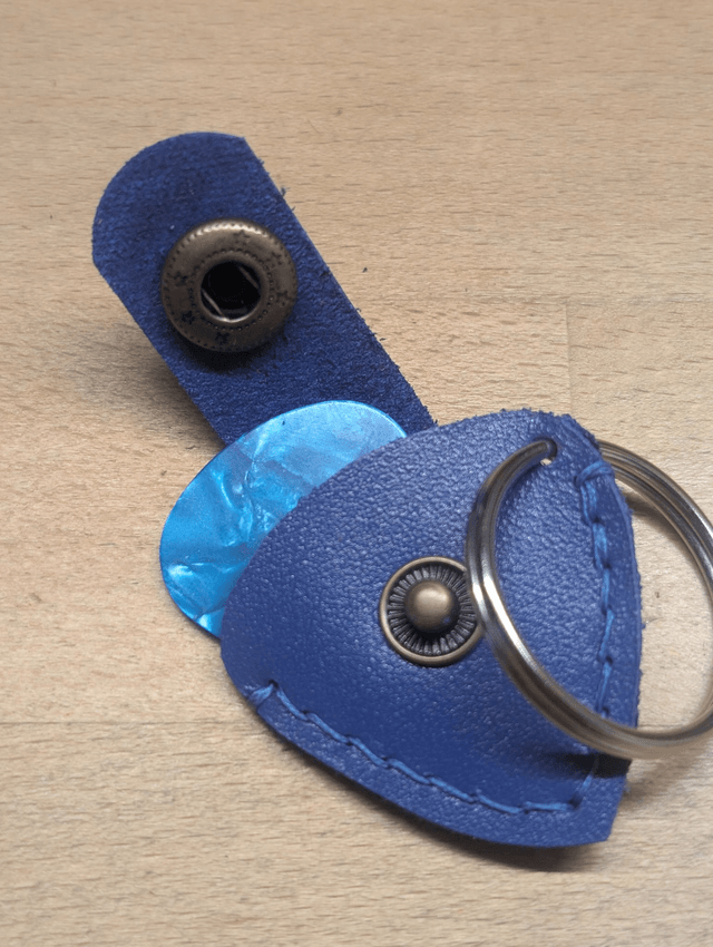 Mini porte-clé avec étui médiator.