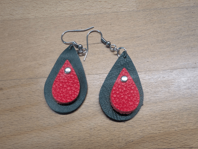 Boucles d'oreille en cuir rouge et vert.