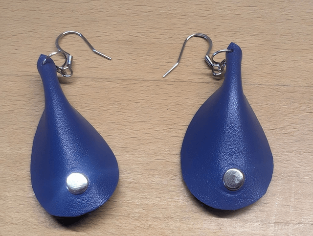 Boucles d'oreille en cuir.