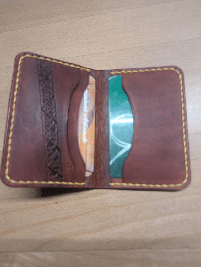 Porte carte 4 emplacements en cuir avec motif bandeau celtique.
