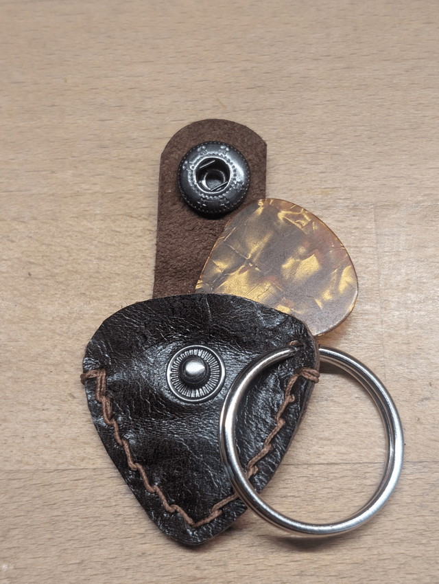 Mini porte-clé avec étui médiator.