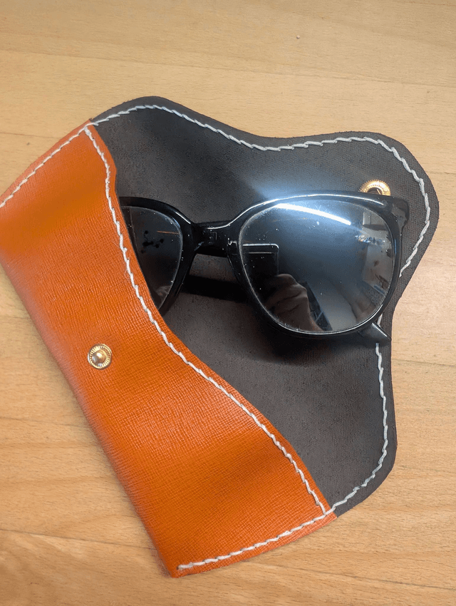 Etui à lunette en cuir orange.