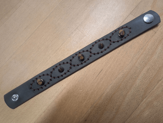 Bracelet clouté.