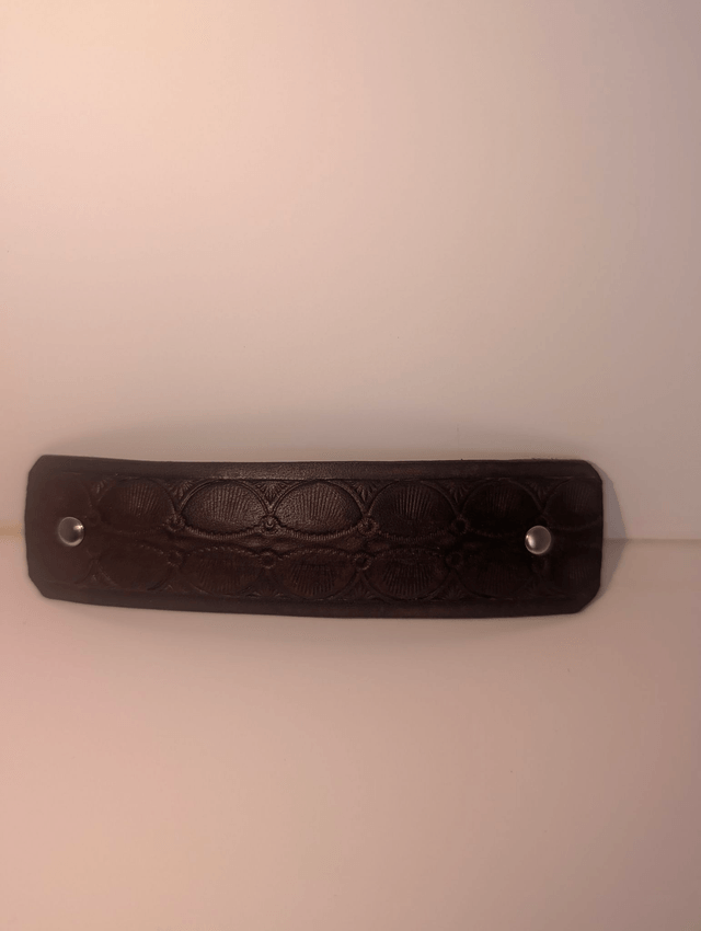 Barrette à cheveux en cuir embossé.