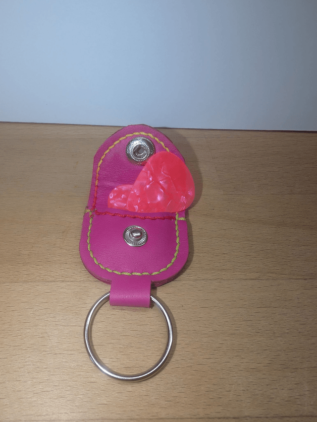 Porte-clé en cuir fuchsia avec étui pour médiator.