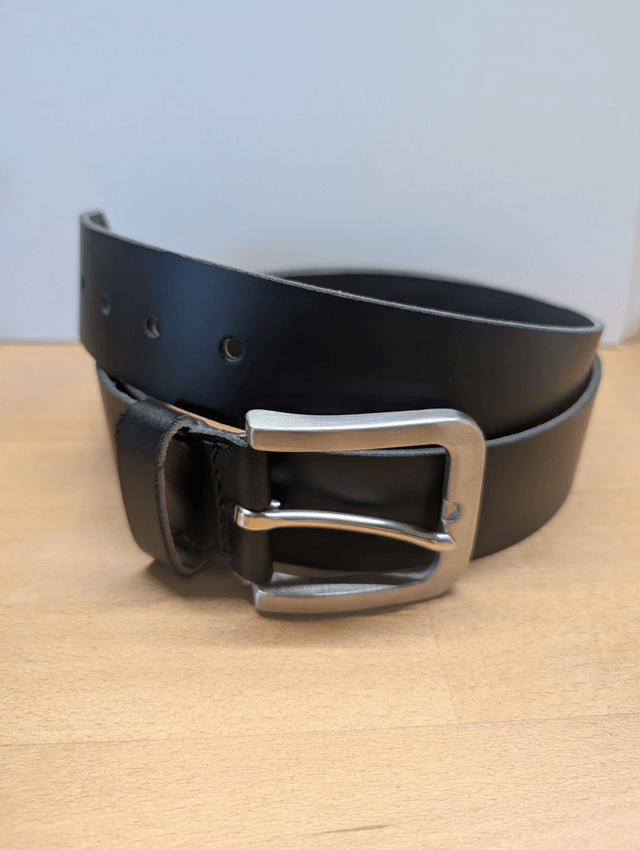 Ceinture en cuir noir.