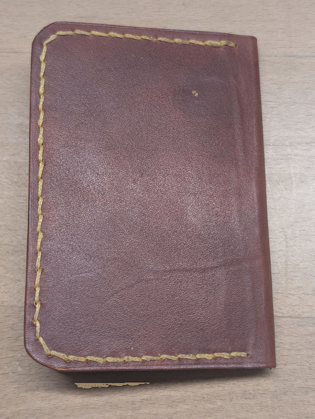 Porte carte 4 emplacements en cuir avec motif bandeau celtique.