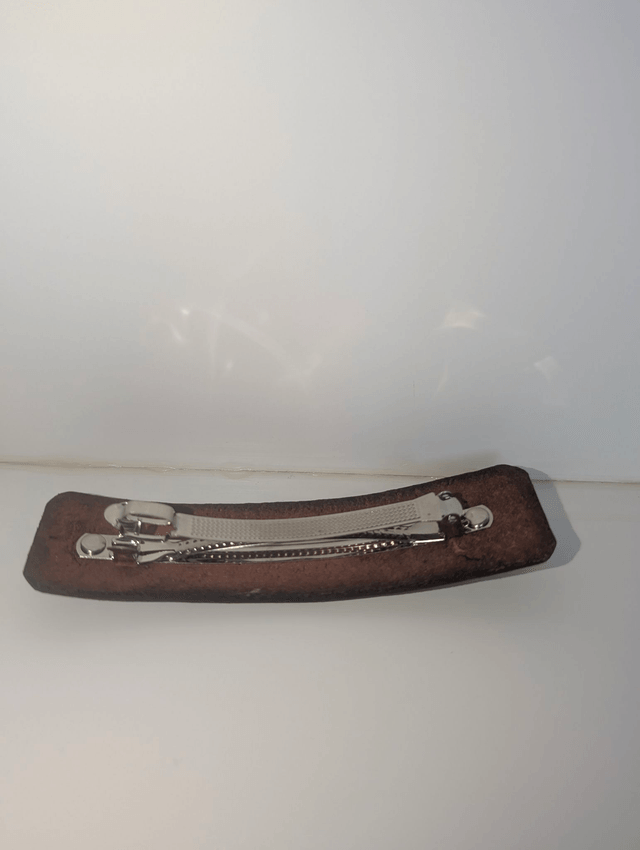 Barrette à cheveux en cuir embossé.