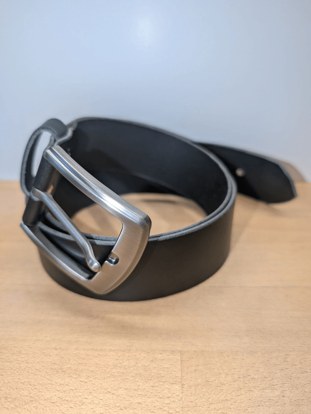 Ceinture en cuir noir.