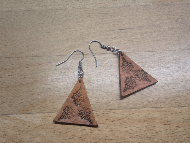 Boucles d'oreille motif feuilles de chêne.