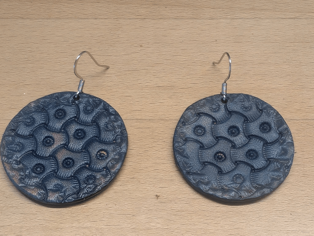 Boucles d'oreille cuir bleu.