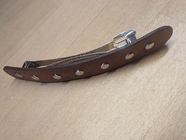 Barrette à cheveux riveté.