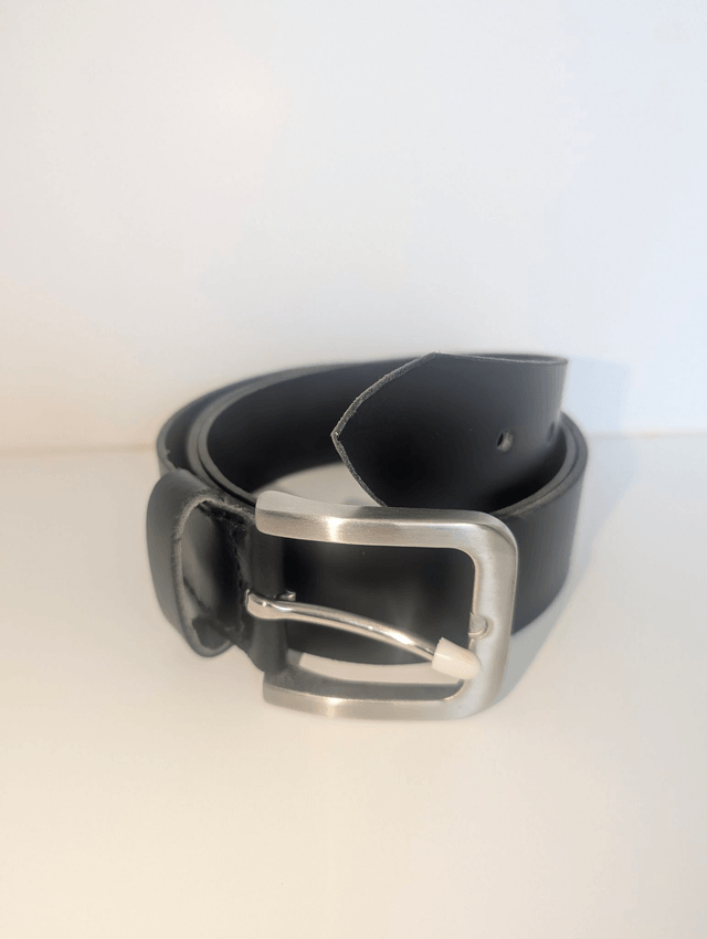 Ceinture en cuir noir.