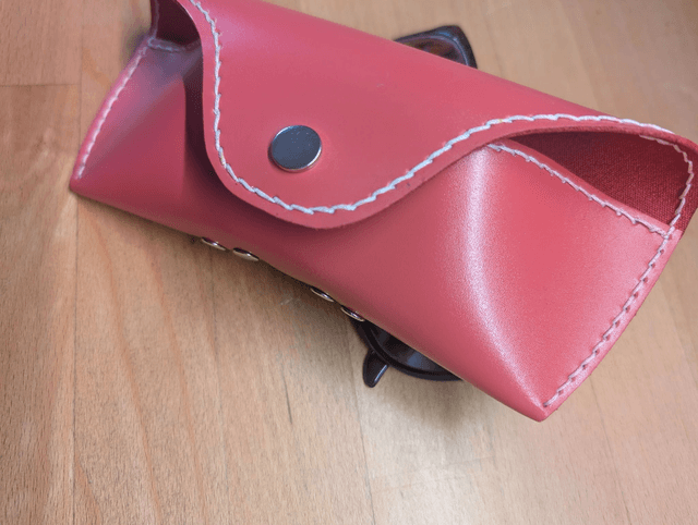 Etui à lunette rose.