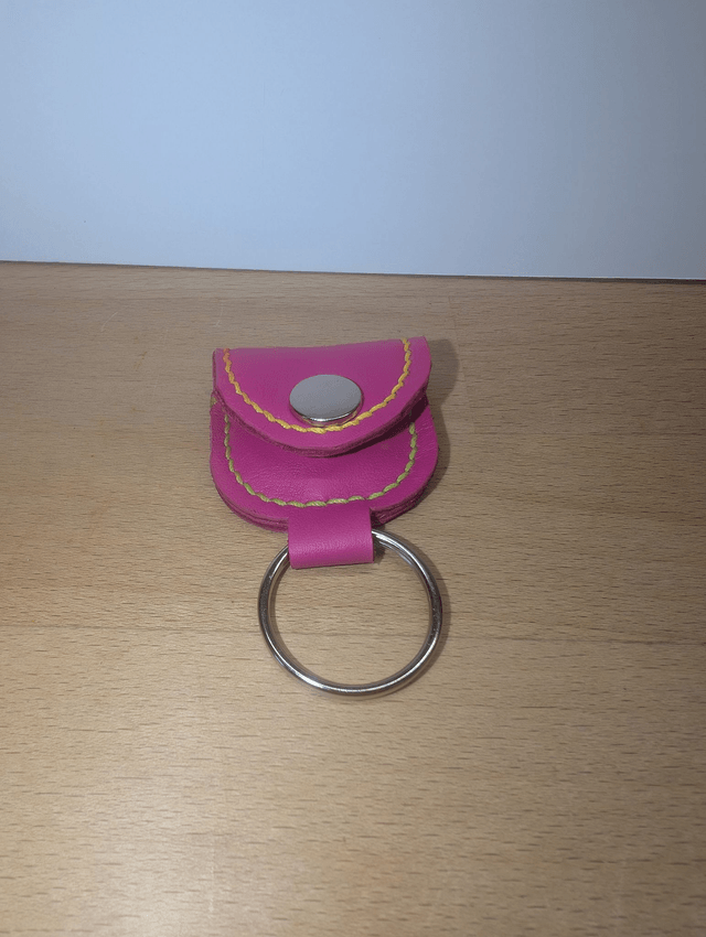 Porte-clé en cuir fuchsia avec étui pour médiator.