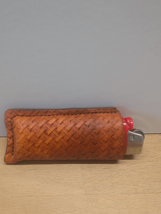 Etui à briquet motif tressage.