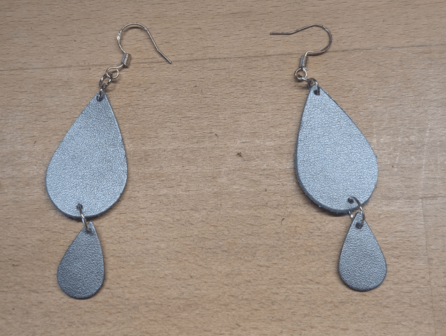 Boucles d'oreille en cuir argenté.
