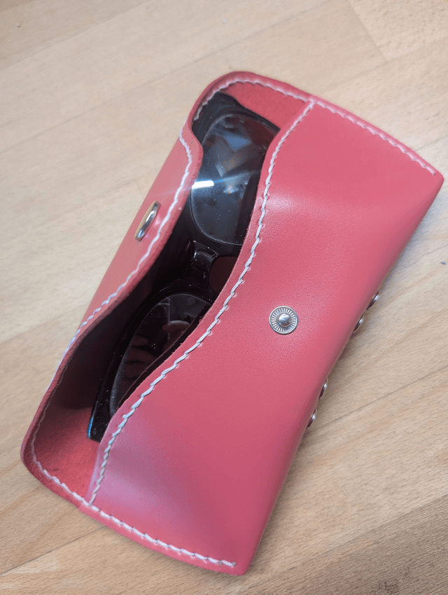 Etui à lunette rose.