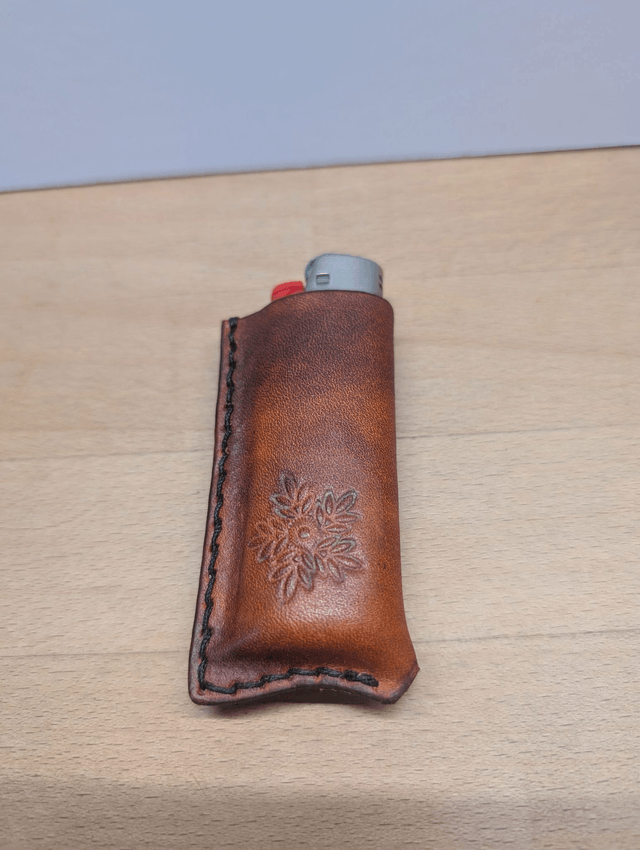Etui à briquet motif fleuri.