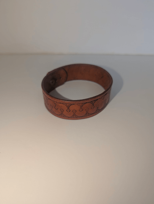 Bracelet embossé.