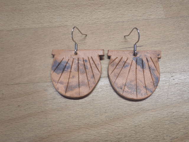 Boucles d'oreille cuir marbré.