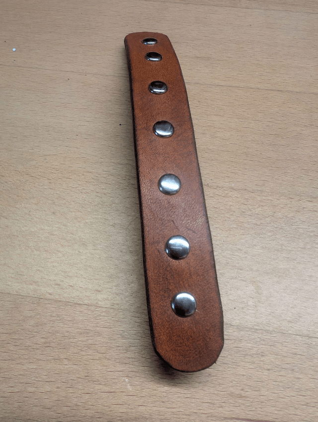 Barrette à cheveux riveté.