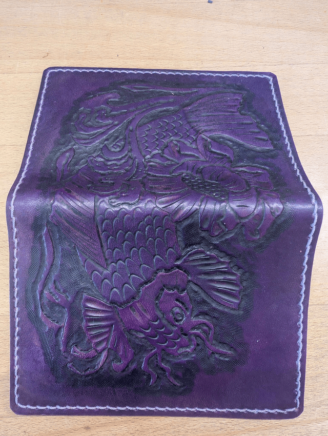 Porte cartes 6 emplacements + 2 grandes poches repoussé motif carpe Koï.
