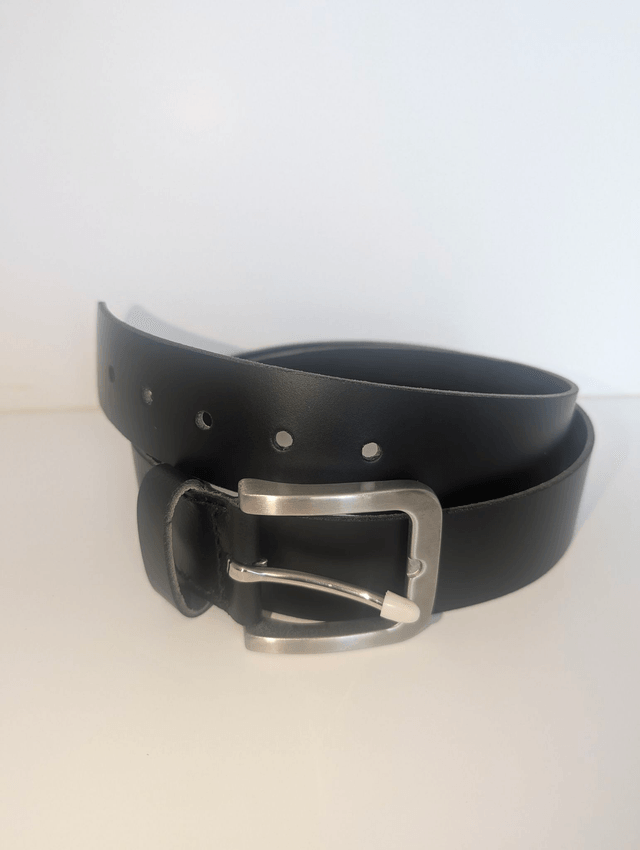 Ceinture en cuir noir.