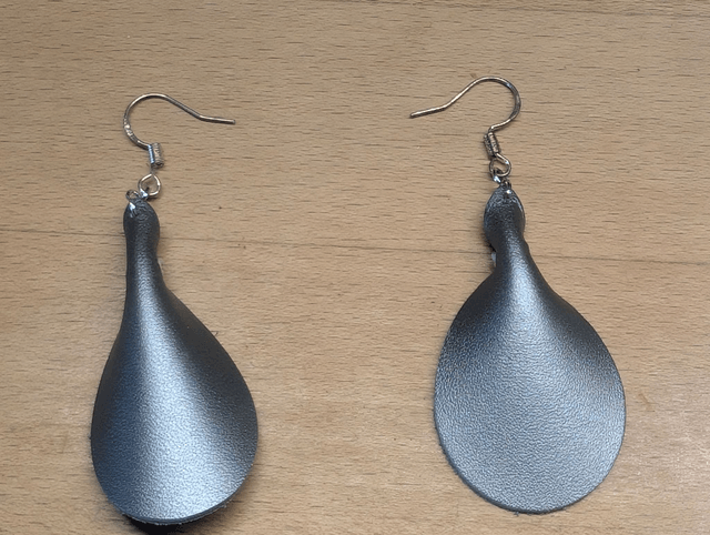 Boucles d'oreille en cuir argenté.