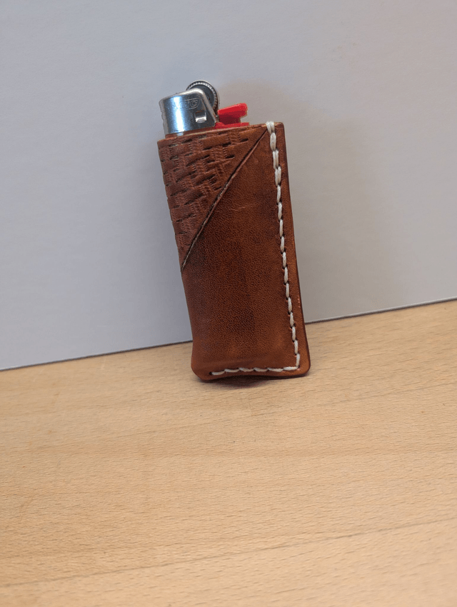 Etui à briquet motif tressage.