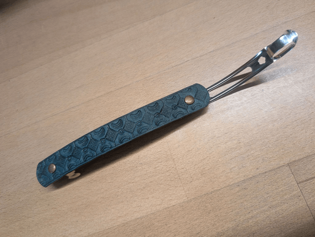 Barrette à cheveux en cuir embossé.