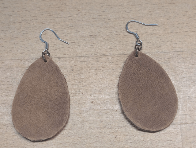Boucles d'oreille en cuir aspect vintage.