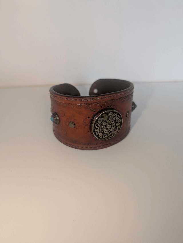 Bracelet en cuir tannage végétal.