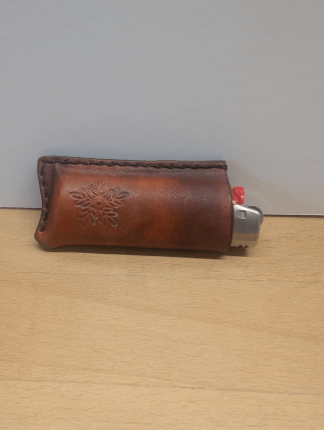 Etui à briquet motif fleuri.