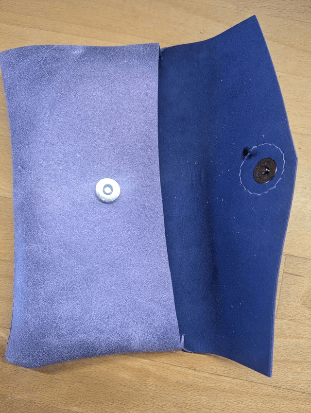 Pochette en cuir parme.