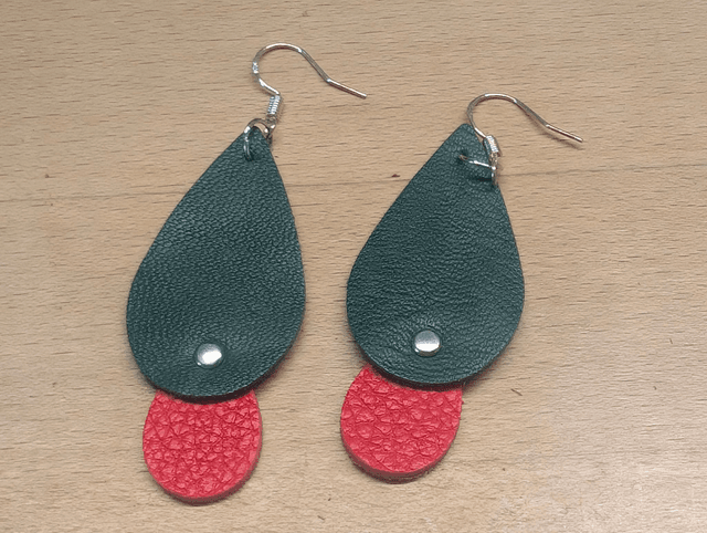 Boucles d&#039;oreille en cuir.