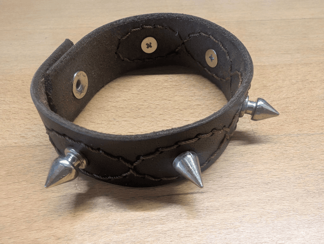 Bracelet clouté.