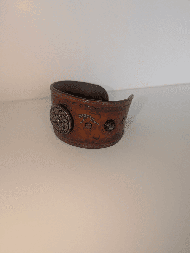 Bracelet en cuir tannage végétal.