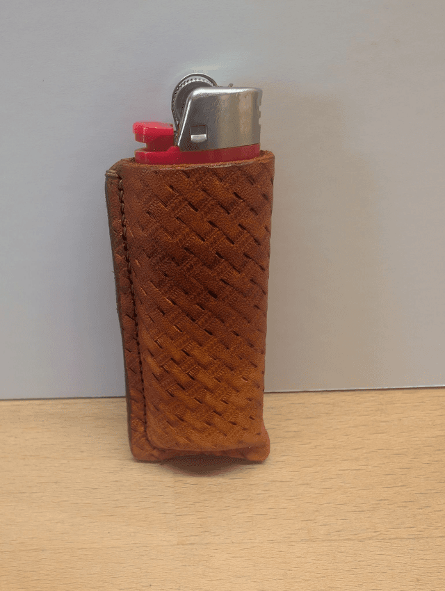Etui à briquet motif tressage.