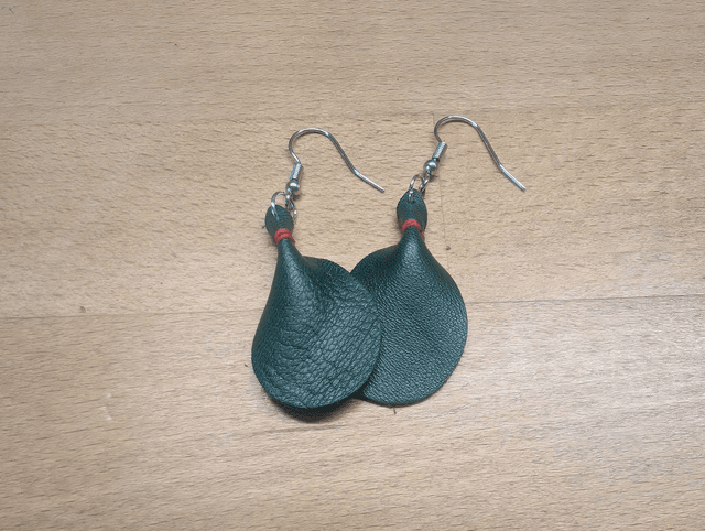 Boucles d&#039;oreille en cuir vert.