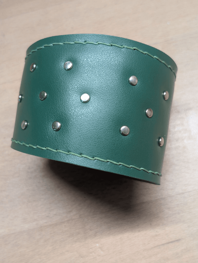 Bracelet riveté.