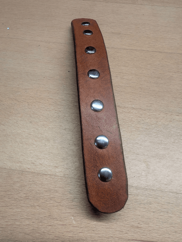 Barrette à cheveux riveté.