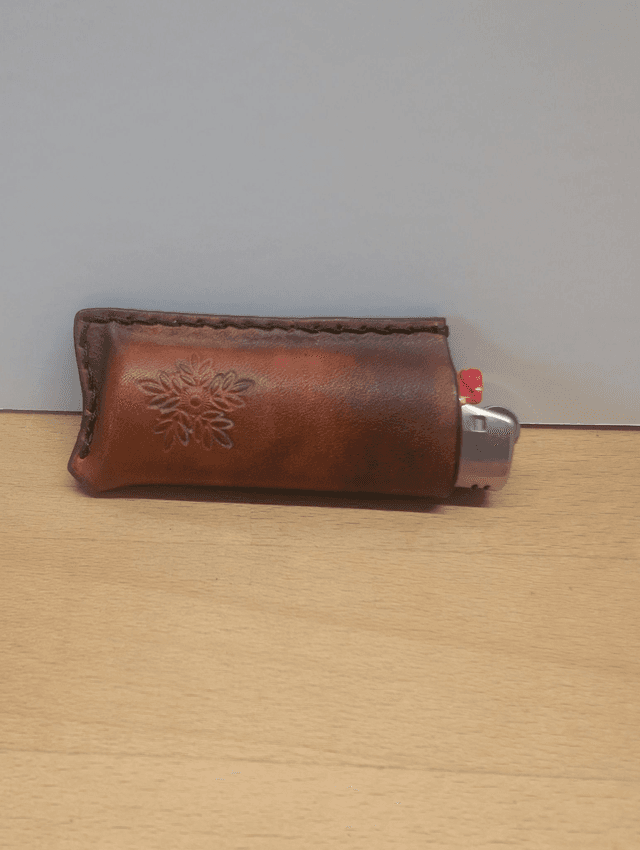 Etui à briquet motif fleuri.